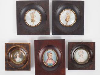 Vente aux enchères Paire de miniatures en nacre et composition, "danseuses". Diam. 6 cm. 
