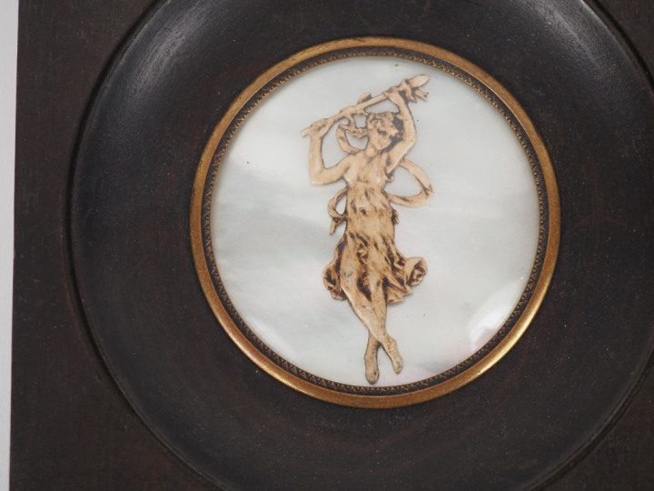 Paire de miniatures en nacre et composition, "danseuses". Diam. 6 cm. 