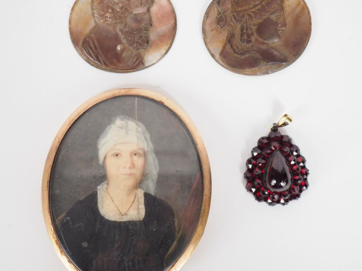 Paire de petits portraits en nacre sculptée. Dim. 3 x 3,5 cm.  On y jo