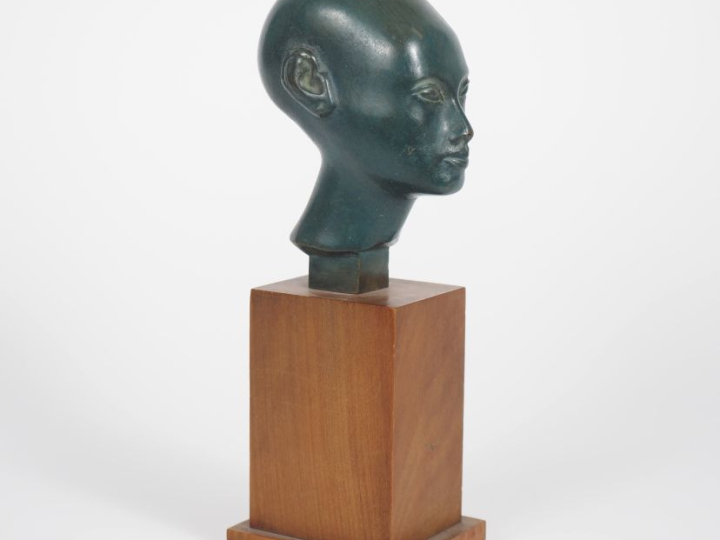 Ecole française XXème. "Portrait d'égyptienne". Sujet en bronze sur un