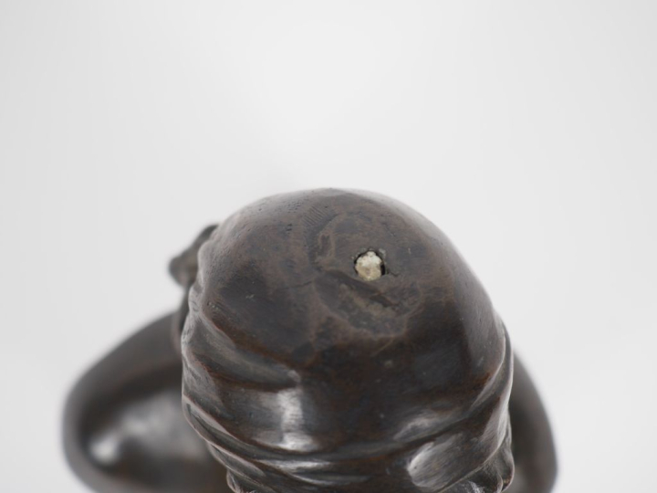 Sujet en bronze fin XIXème - début Xxème, "la réveuse". Signé. H. (san