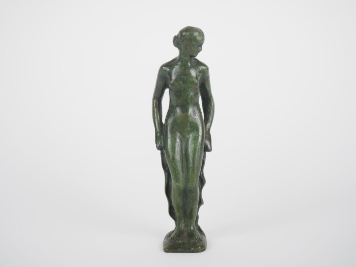 Sujet début XXème en bronze à patine verte, "baigneuse à l'antique". S
