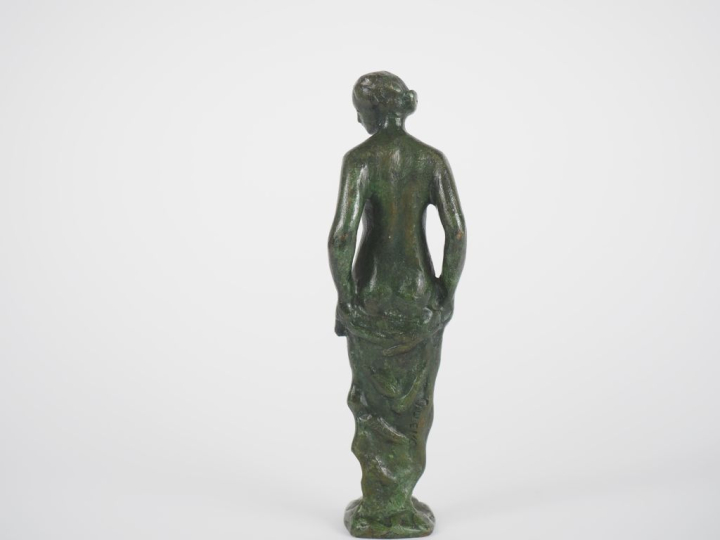 Sujet début XXème en bronze à patine verte, "baigneuse à l'antique". S