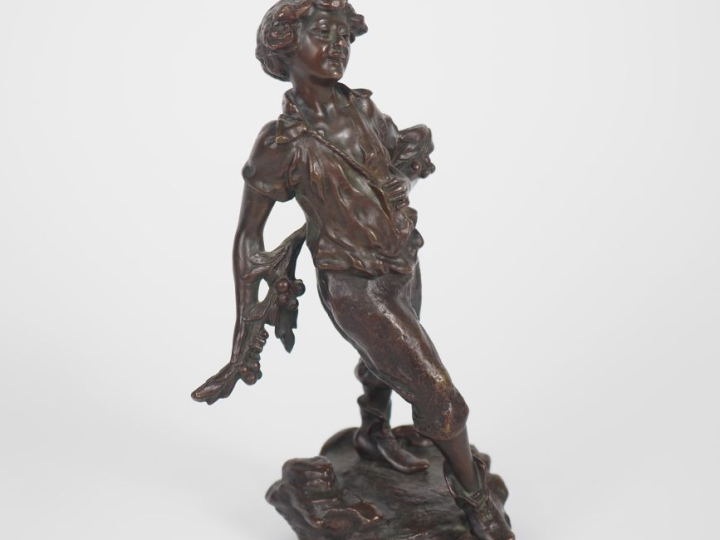 E. FUSCHS. "Jeune vagabonde". Sujet en bronze à patine brune. H. 19 cm
