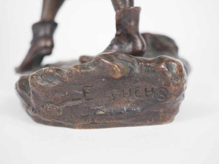 E. FUSCHS. "Jeune vagabonde". Sujet en bronze à patine brune. H. 19 cm