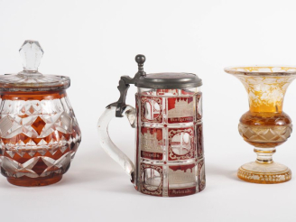 Vente aux enchères Chope autrichienne en verre de Bohème bicolore à décor taillé et gravé