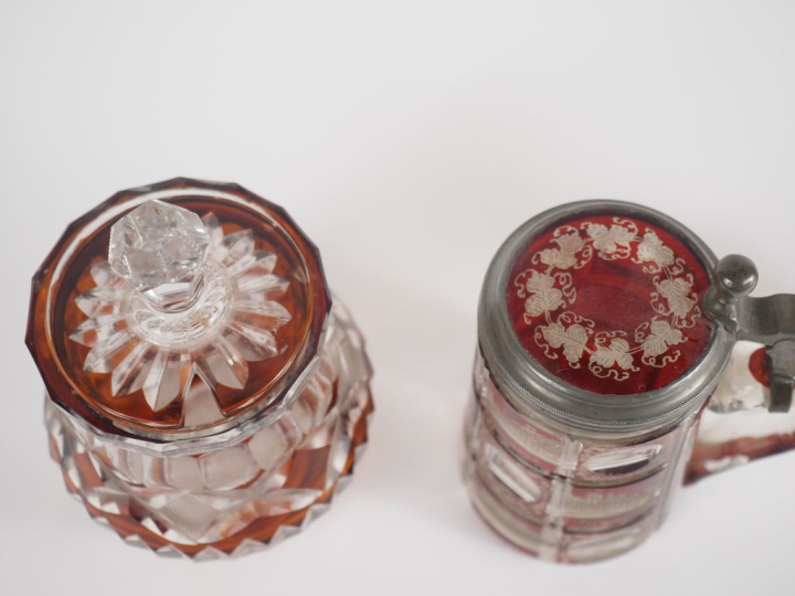 Chope autrichienne en verre de Bohème bicolore à décor taillé et gravé