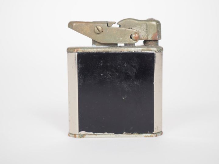 Deux différentes boîtes en métal argenté à décor de personnages. Dim. 