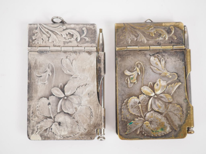 Deux différents carnets de bal de style Art Nouveau en métal argenté à
