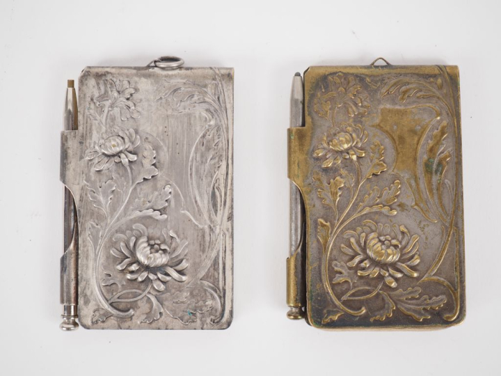 Deux différents carnets de bal de style Art Nouveau en métal argenté à