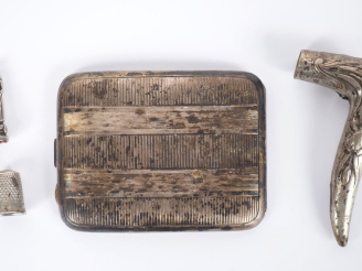 Vente aux enchères Etui à cigarettes de style Art Déco en argent. Dim. 8,5 x 11 cm.  On y