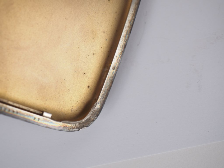 Etui à cigarettes de style Art Déco en argent. Dim. 8,5 x 11 cm.  On y