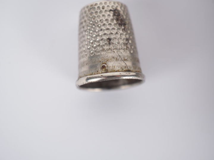 Etui à cigarettes de style Art Déco en argent. Dim. 8,5 x 11 cm.  On y