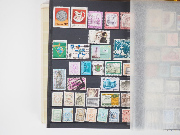 Collection de timbres dans trois albums.