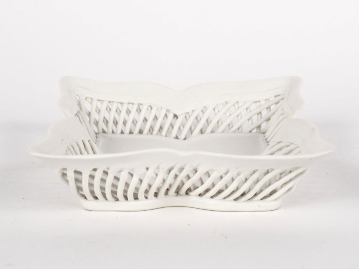 Vide-poches en biscuit à décor ajouré. Dim. 4 x 16 x 16 cm.