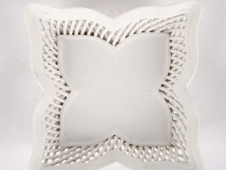Vide-poches en biscuit à décor ajouré. Dim. 4 x 16 x 16 cm.