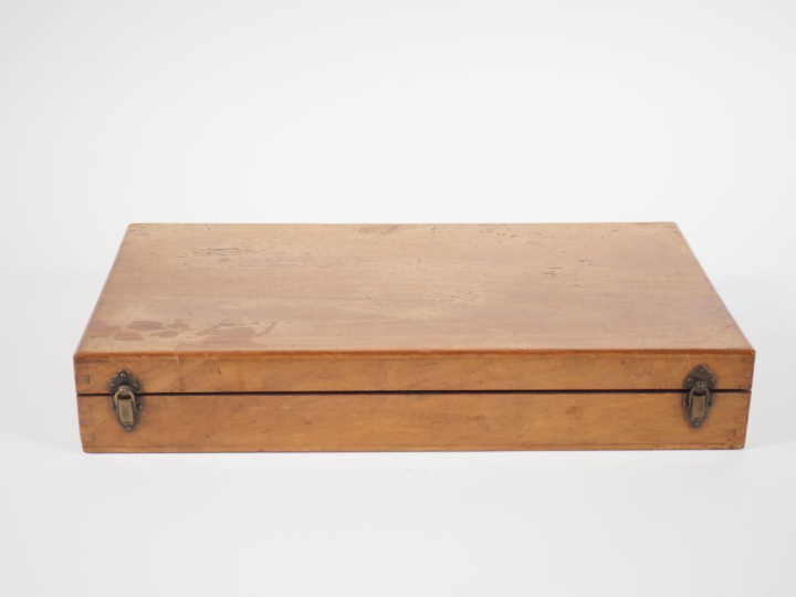 Coffret d'opticien en bois avec ses verres d'essai. Dim. 7 x 24 x 24 c
