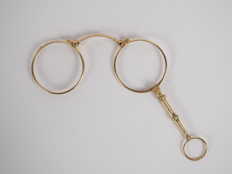 Vente aux enchères Binocles dépliantes en or jaune 750. Poinçonné. Poids. 15,7 g.