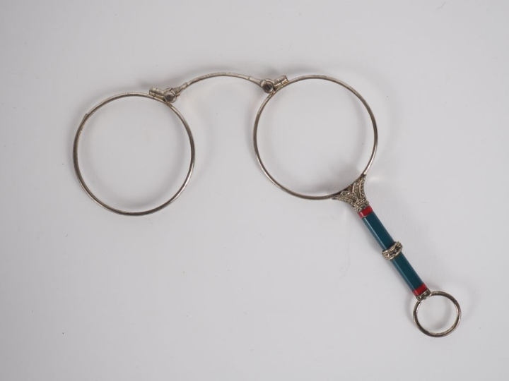 Deux binocles dépliantes de style Art Déco en argent, métal argenté et