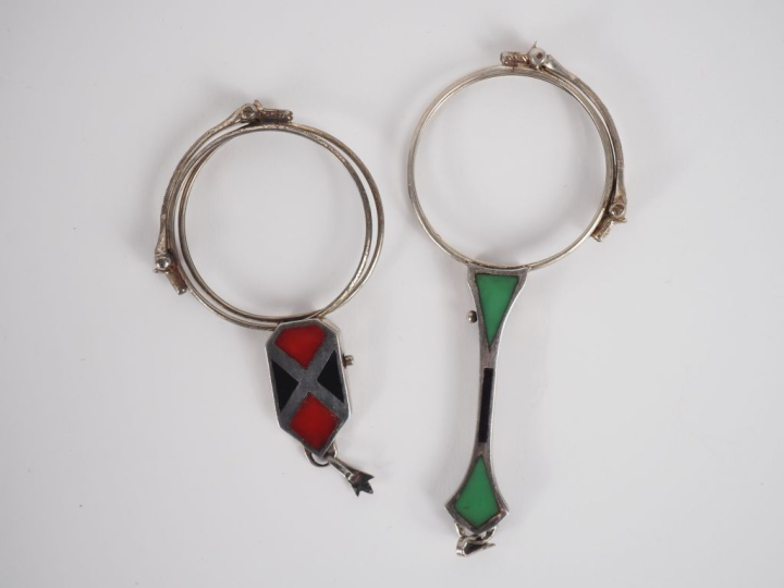 Deux binocles dépliantes de style Art Déco en argent, métal argenté et