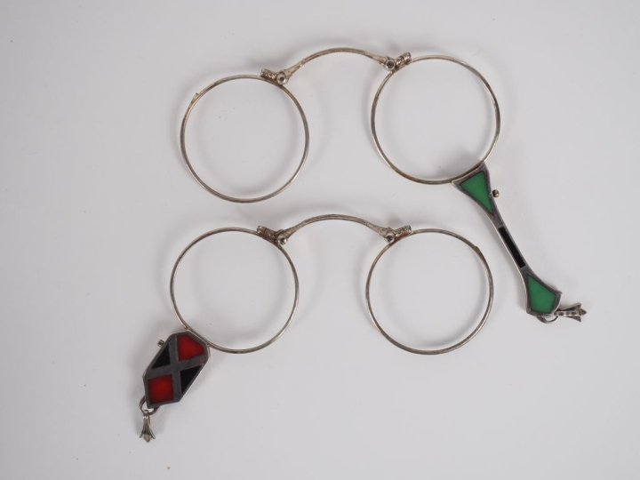 Deux binocles dépliantes de style Art Déco en argent, métal argenté et