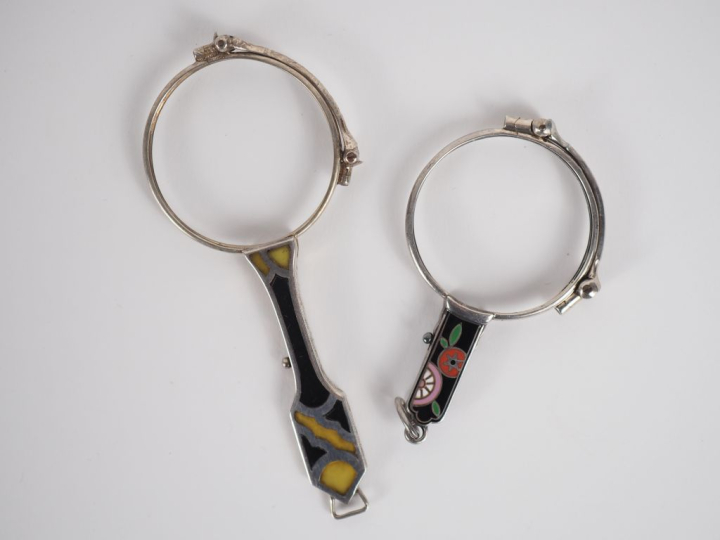 Deux binocles dépliantes de style Art Déco en argent, métal argenté et