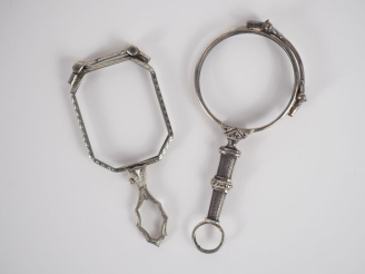 Vente aux enchères Deux binocles dépliantes en argent, métal argenté et strass.
