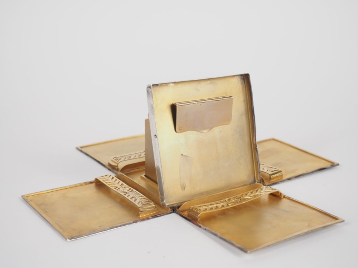 Cave à cigarettes Art  en argent et vermeil, couvercle réunissant quat