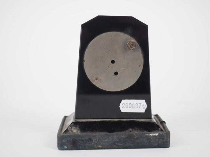 Pendulette de style Art Déco en marbre noir, cadran émaillé à chiffres