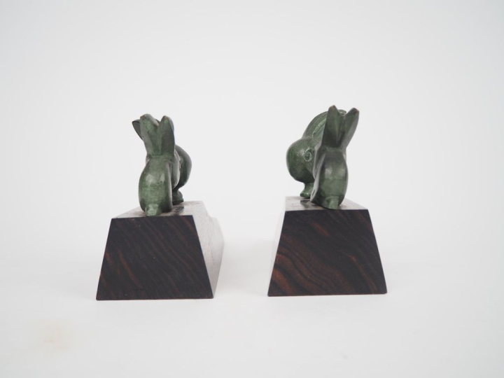 Paire de serre-livres de style Art Déco en bronze et bois à décor de l