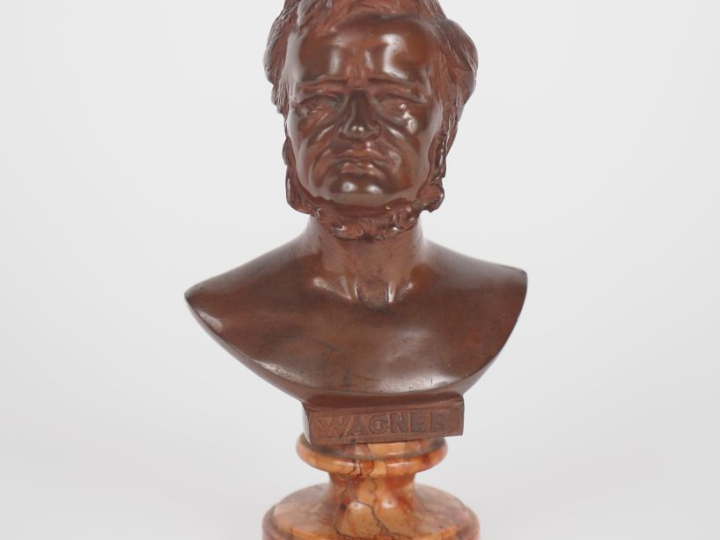 Sujet en bronze à patine brune sur un socle en marbre, "Wagner". H. 12