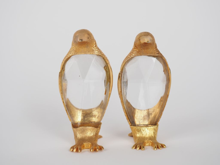 Paire de sujets en métal doré et verre taillé, "pingouins". H. 9,5 cm.