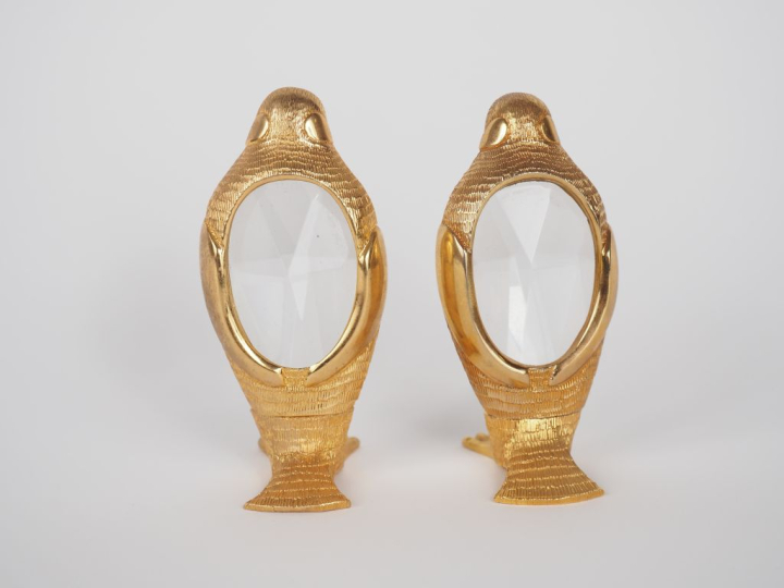 Paire de sujets en métal doré et verre taillé, "pingouins". H. 9,5 cm.