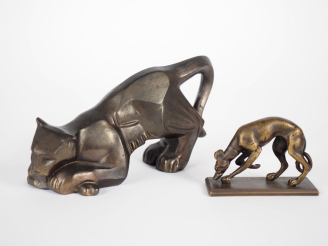 Vente aux enchères Sujet de style Art Déco en régule patiné, "félin et sa proie". Dim. 8 
