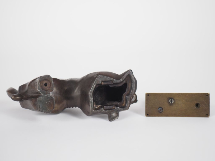 Sujet de style Art Déco en régule patiné, "félin et sa proie". Dim. 8 