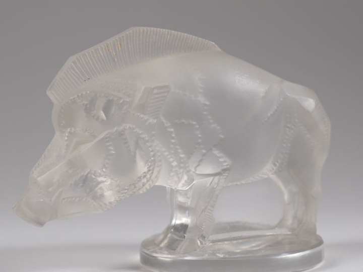 R. LALIQUE. "Sanglier". Sujet en verre sablé. Signé. Dim. 6,6 x 9 cm.