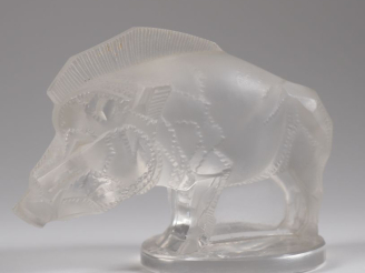 Vente aux enchères R. LALIQUE. "Sanglier". Sujet en verre sablé. Signé. Dim. 6,6 x 9 cm.