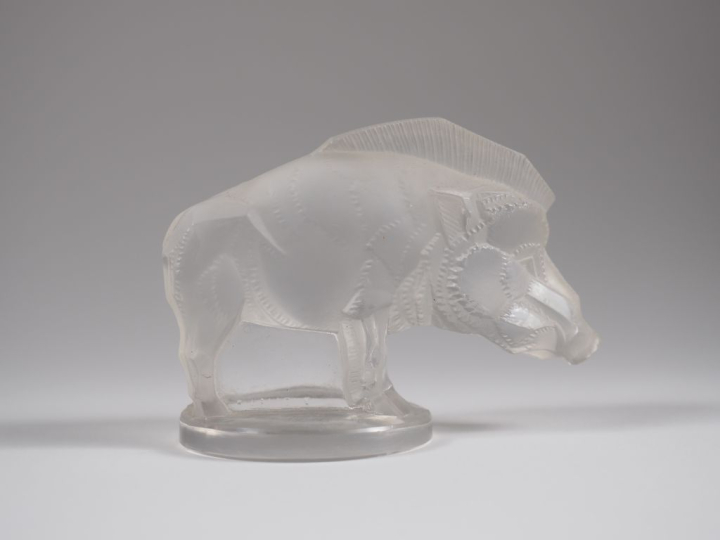 R. LALIQUE. "Sanglier". Sujet en verre sablé. Signé. Dim. 6,6 x 9 cm.