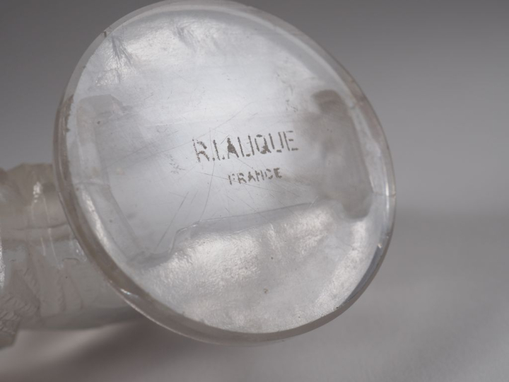 R. LALIQUE. "Sanglier". Sujet en verre sablé. Signé. Dim. 6,6 x 9 cm.