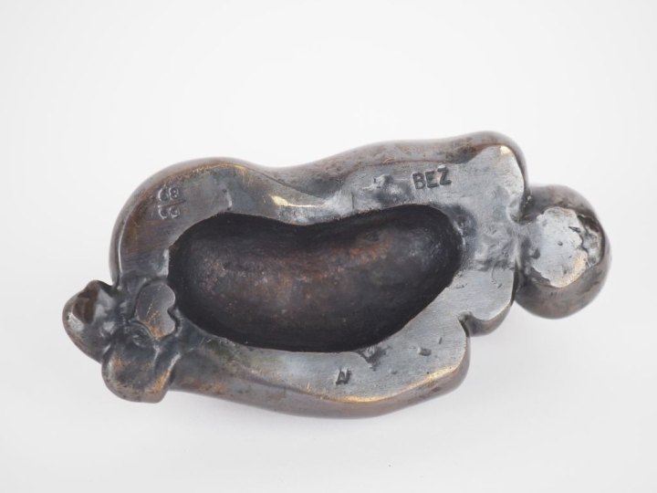 Jacqueline BEZ. "Nu recroquevillé". Sujet en bronze signé et numéroté 