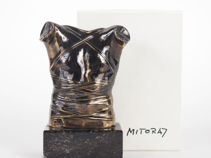 Igor MITORAJ. "Cuirasse II". Sujet en bronze socle en marbre, dans son