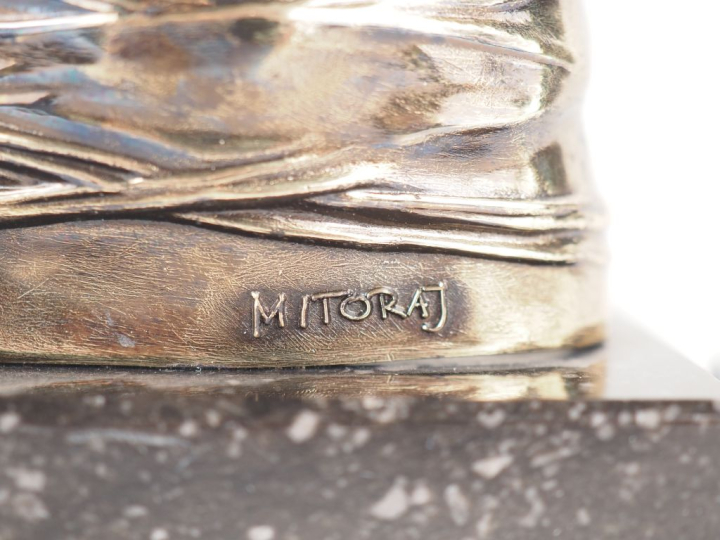 Igor MITORAJ. "Cuirasse II". Sujet en bronze socle en marbre, dans son