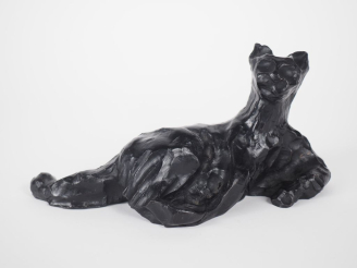 Vente aux enchères Henri ALBY. "Chat couché". Sujet en bronze à patine noire. Signé et nu