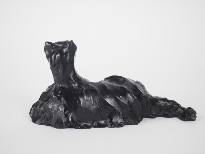 Henri ALBY. "Chat couché". Sujet en bronze à patine noire. Signé et nu