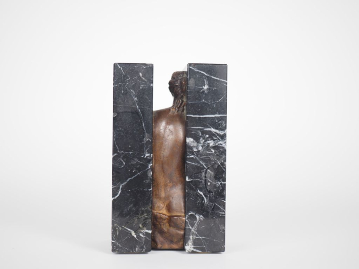 Sacha SOSNO. "Oblitération". Sujet en bronze et marbre, édition Artcur