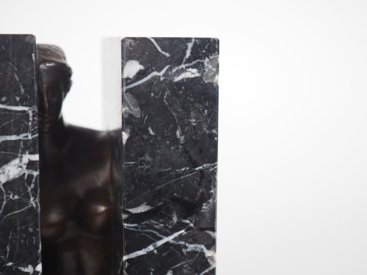 Sacha SOSNO. "Oblitération". Sujet en bronze et marbre, édition Artcur