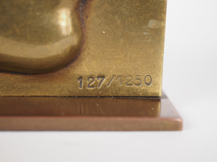 Pierre-Yves TREMOIS. "Profil". Plaque en bronze signée en bas à gauche