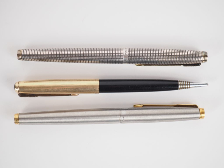 PARKER. Stylo à bille et deux stylos plumes (plumes en or jaune 750). 