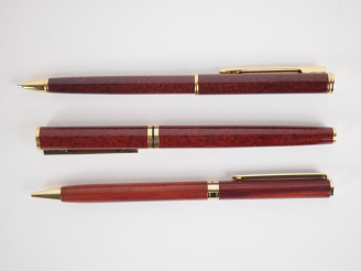 Vente aux enchères WATERMAN. Ensemble comprenant deux stylos bille et un stylo plume (plu