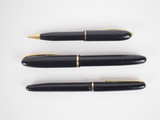 Vente aux enchères WATERMAN. Ensemble comprenant un stylo bille et deux stylos plume (plu